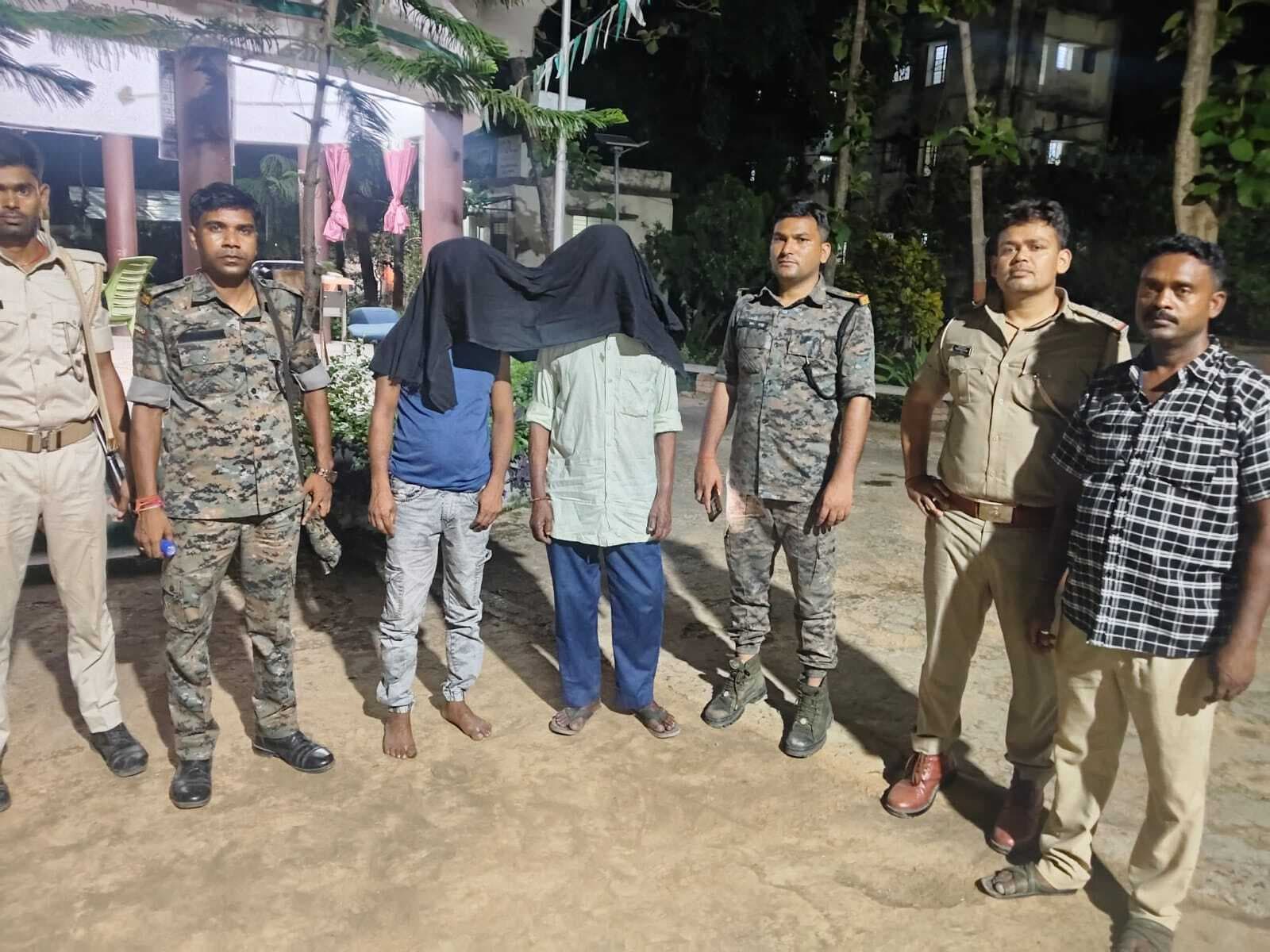 Munger, धरहरा थाना पुलिस ने दो वारंटियों को किया गिरफ्तार