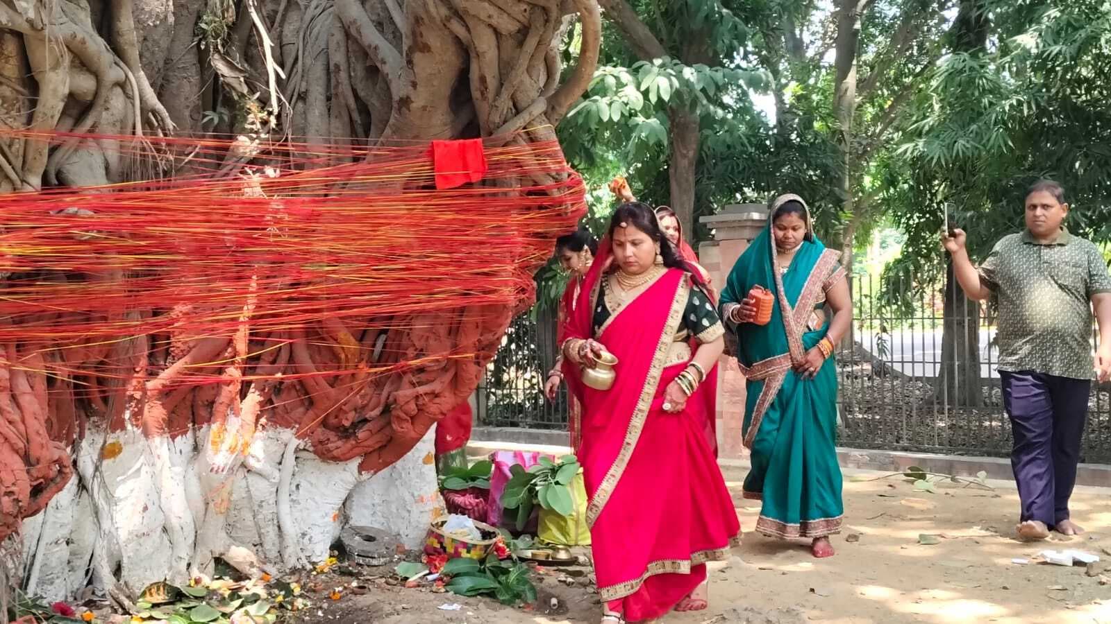 Bhagalpur, सुहागिनों ने कच्चा धागा बांधकर की वट वृक्ष की परिक्रमा, सुहागन रहने की कामना की