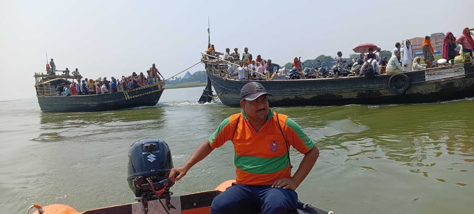 हाईलेवल घाट से खुली नाव का इंजन फेल, एसडीआरएफ ने दूसरे नाव से खींच कर लाया बरारी घाट