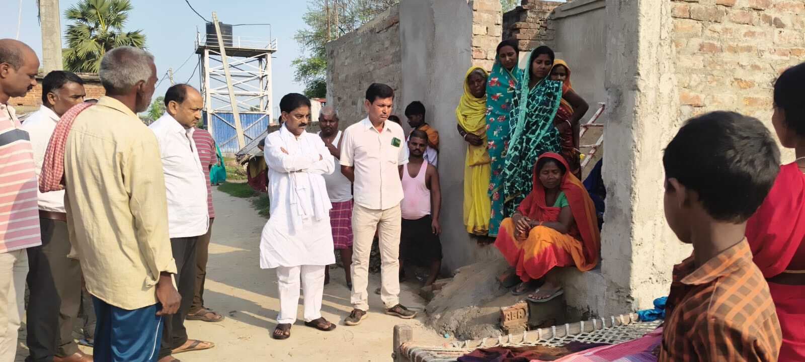Banka, तालाब में डूबने से हुई मौत के बाद शोक संतप्त परिवार से मिले पूर्व विधायक, दी सांत्वना