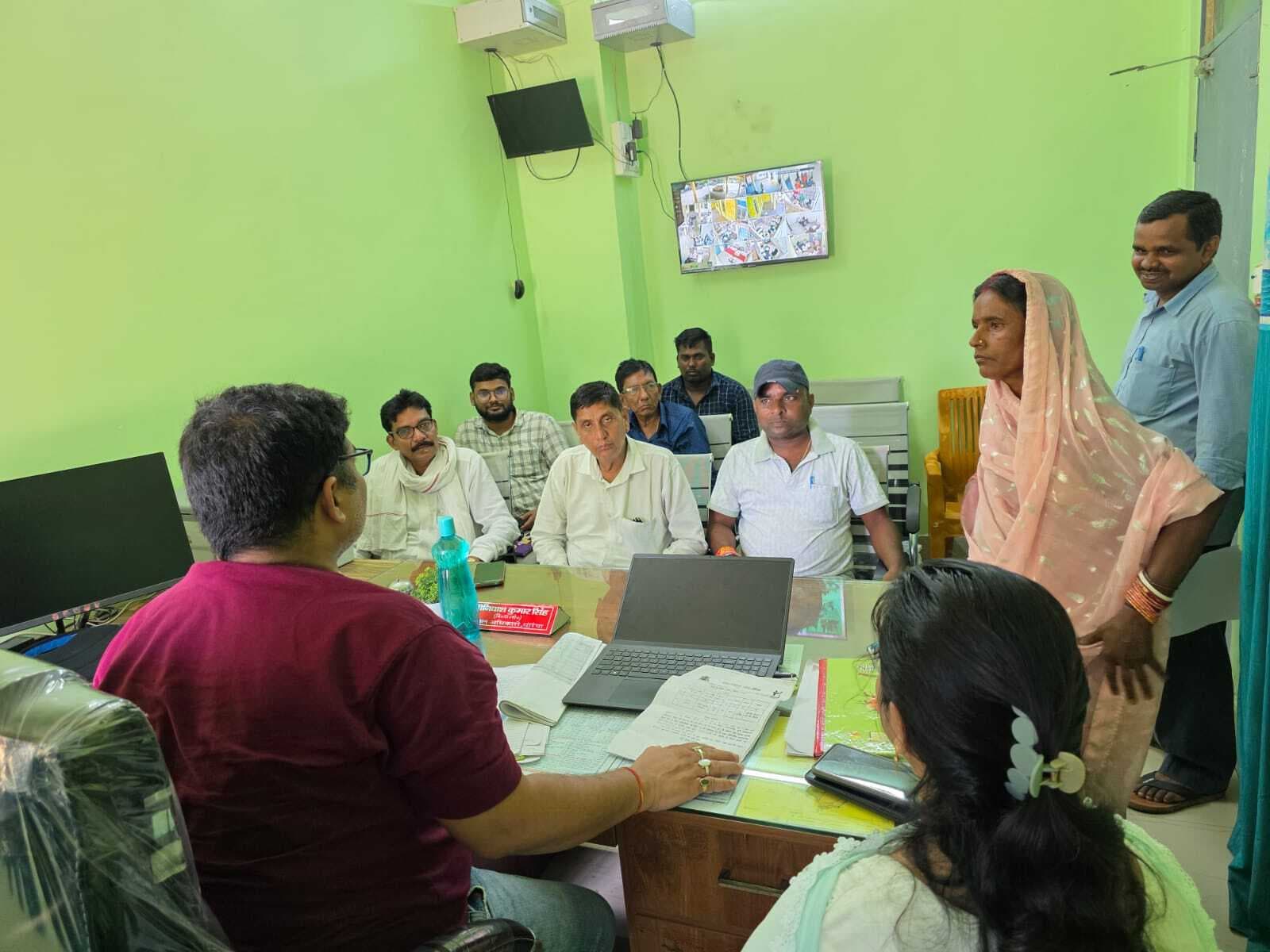 Banka, अंचल कार्यालय धोरैया में राजस्व कर्मचारियों के साथ सीओ ने की समीक्षा बैठक