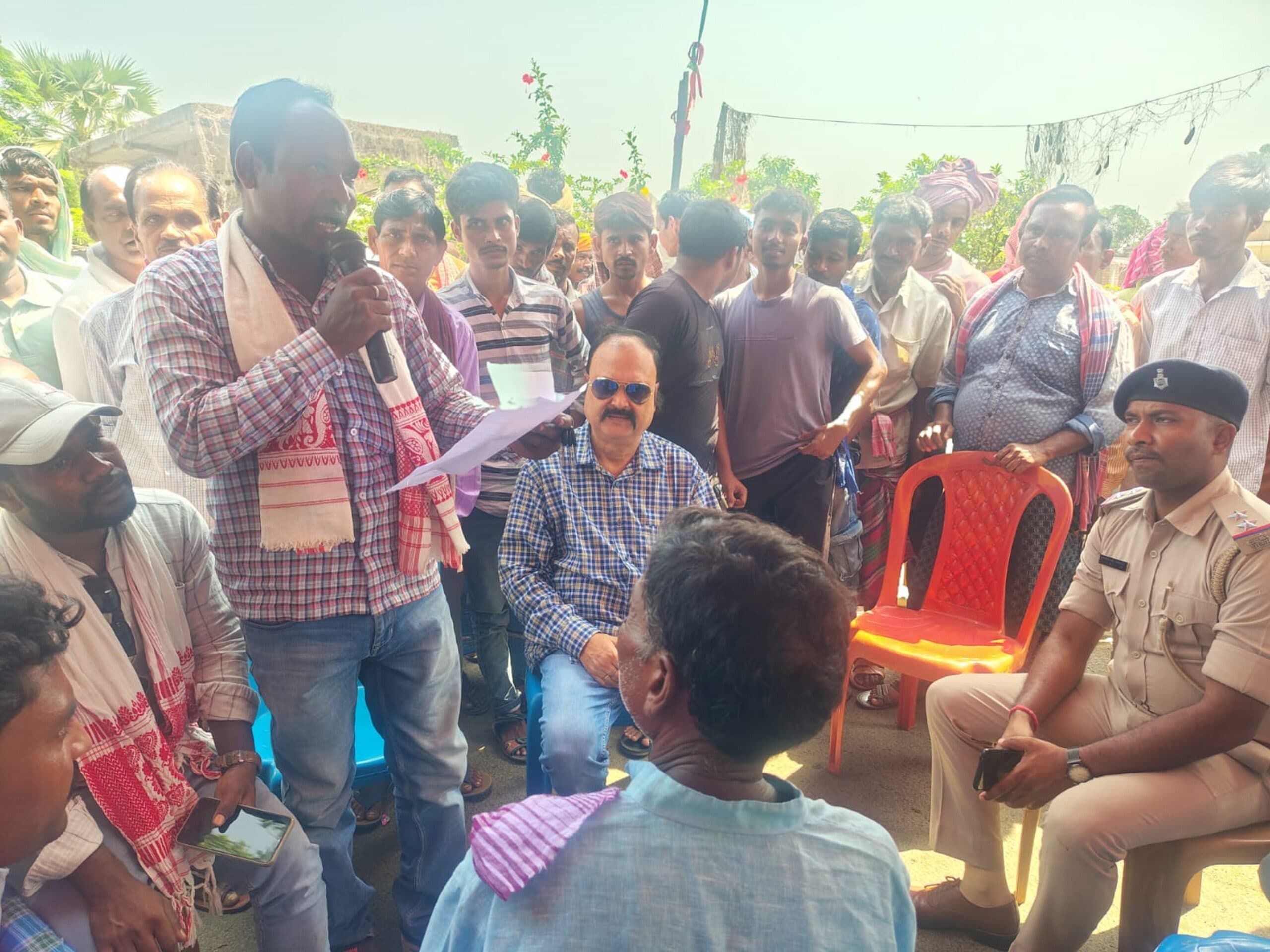 अधिकारियों से बोले ग्रामीण- आश्वासन नहीं, यहीं सड़क पुनर्निर्माण का निकले आदेश