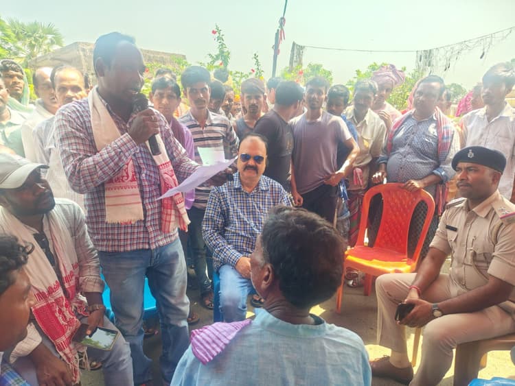 अधिकारियों से बोले ग्रामीण- आश्वासन नहीं, यहीं सड़क पुनर्निर्माण का निकले आदेश
