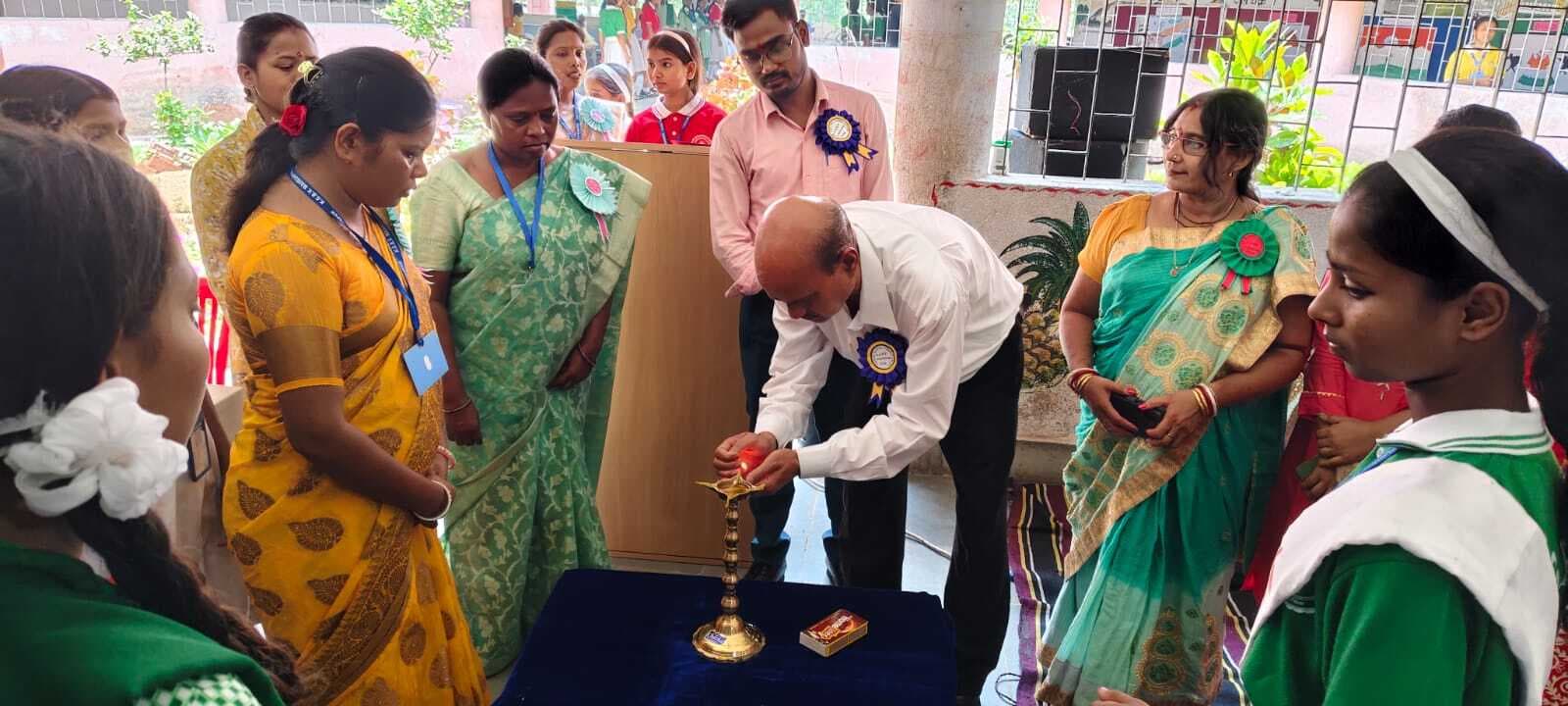 निबंध कविता और क्विज में छात्राओं ने दिखायी प्रतिभा