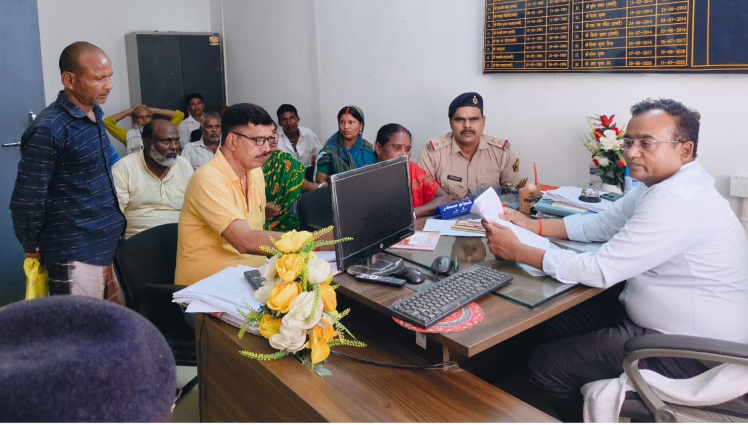 जनता दरबार में सुलझे भूमि विवाद, गले मिलकर लौटे पक्षकार