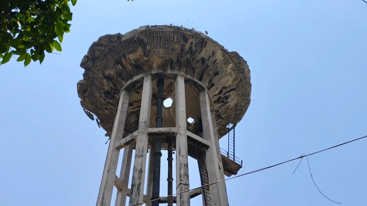 पानी टैंक तोड़ने के दौरान गिरा मलबा, चार घंटे ठप रहा सीटी स्कैन सेंटर
