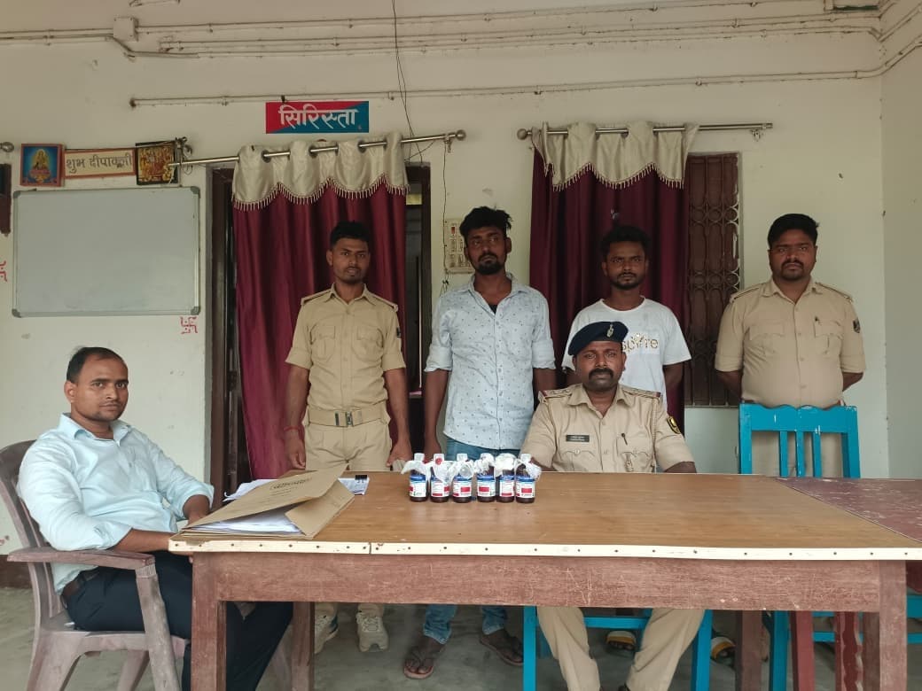 पिकअप से 800 लीटर कफ सिरप बरामद, दो तस्कर गिरफ्तार