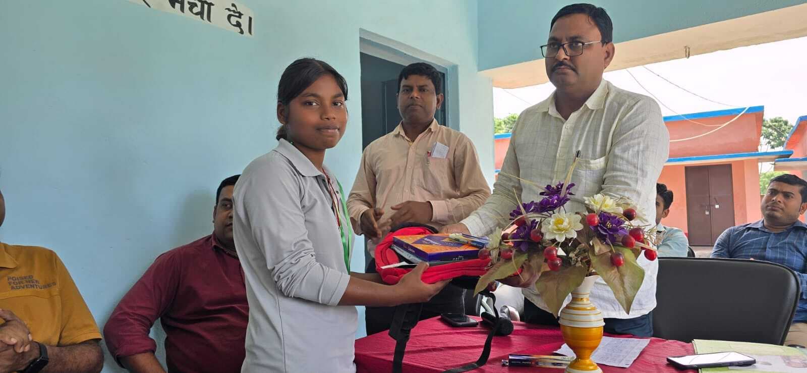 महंत मंगनी रामदास उत्क्रमित मवि अमारी में टॉपर्स हुए पुरस्कृत