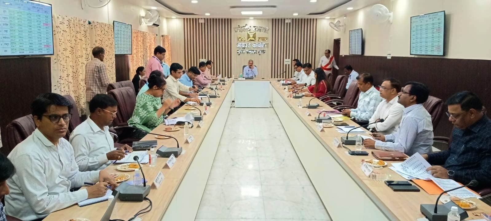 आयुक्त ने किया विकास व राजस्व कार्यों की समीक्षा, समयबद्ध व गुणवत्तापूर्ण निष्पादन के निर्देश