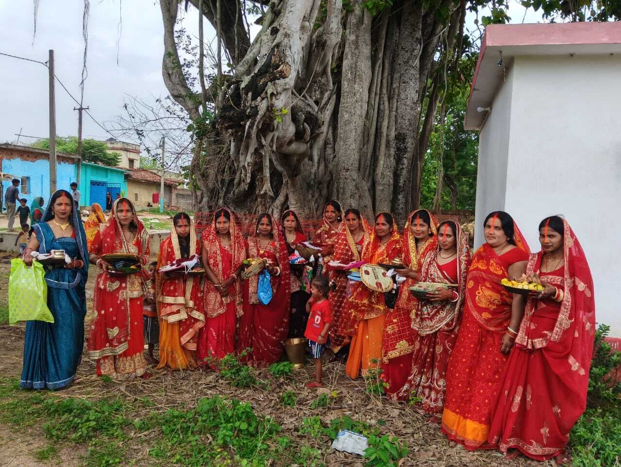 सुहागिनों ने आस्था से की वट सावित्री की पूजा