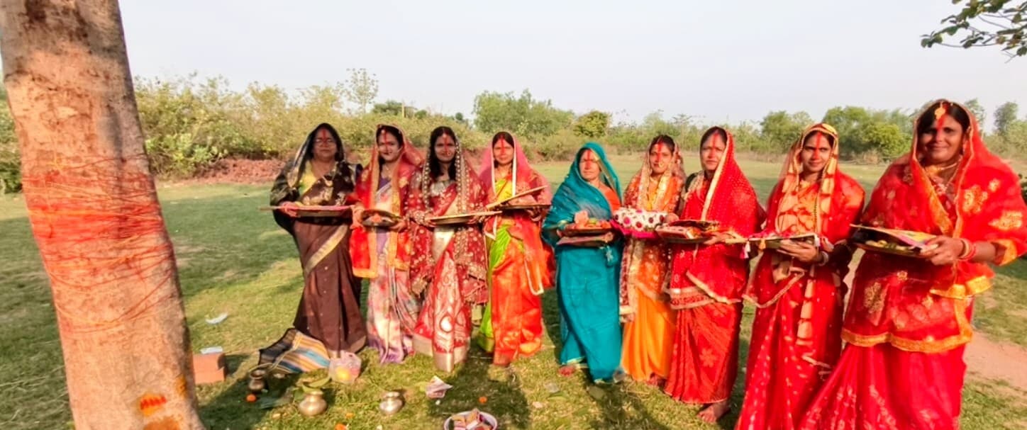 सुहागिनों ने की वट सावित्री की पूजा