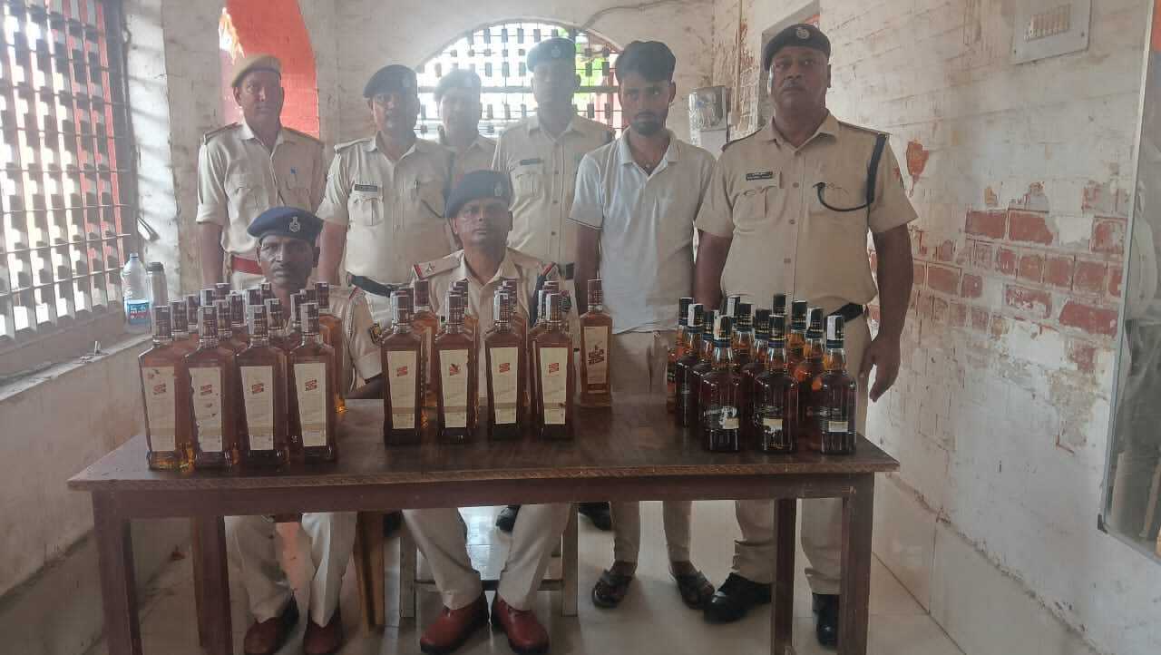जनसेवा एक्सप्रेस का चेन पुलिंग कर शराब की खेप उतारते तस्कर गिरफ्तार