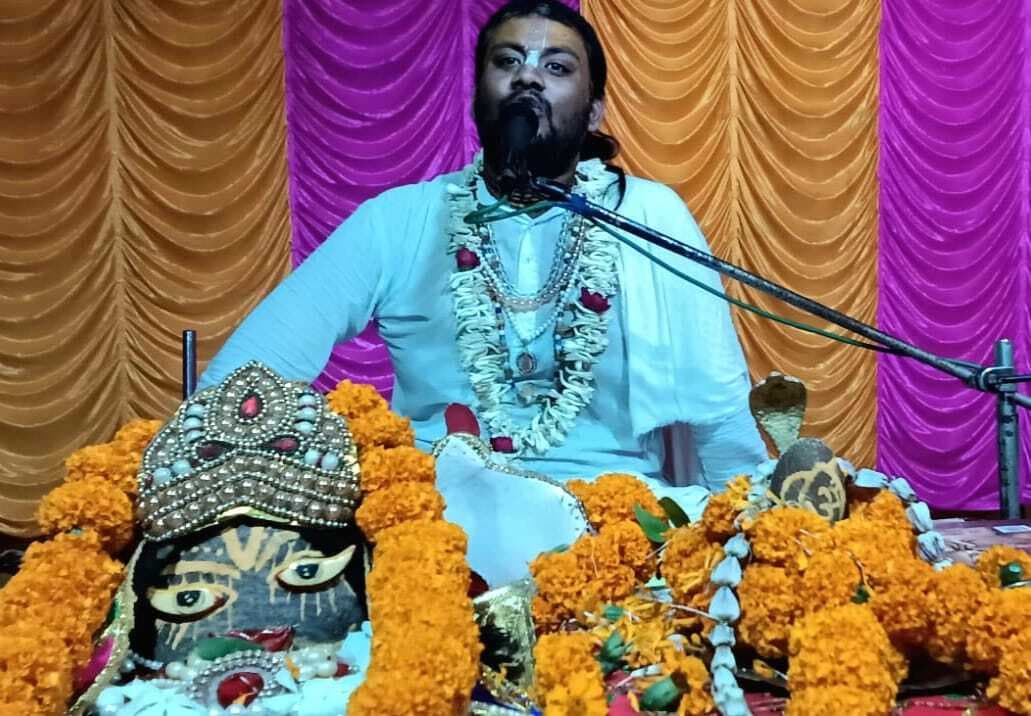 संपूर्ण सृष्टि भगवान शिव पर ही आधारित : कथावाचक