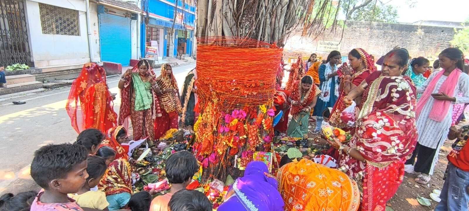 सुहागिनों ने वट वृक्ष की पूजा कर मांगा अखंड सुहाग