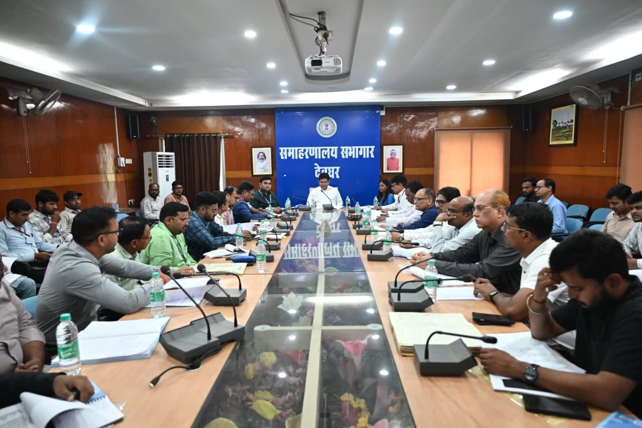 Deoghar News : सीडी रेशियो सुधारें, किसानों व समूहों को प्राथमिकता से दें ऋण : डीसी