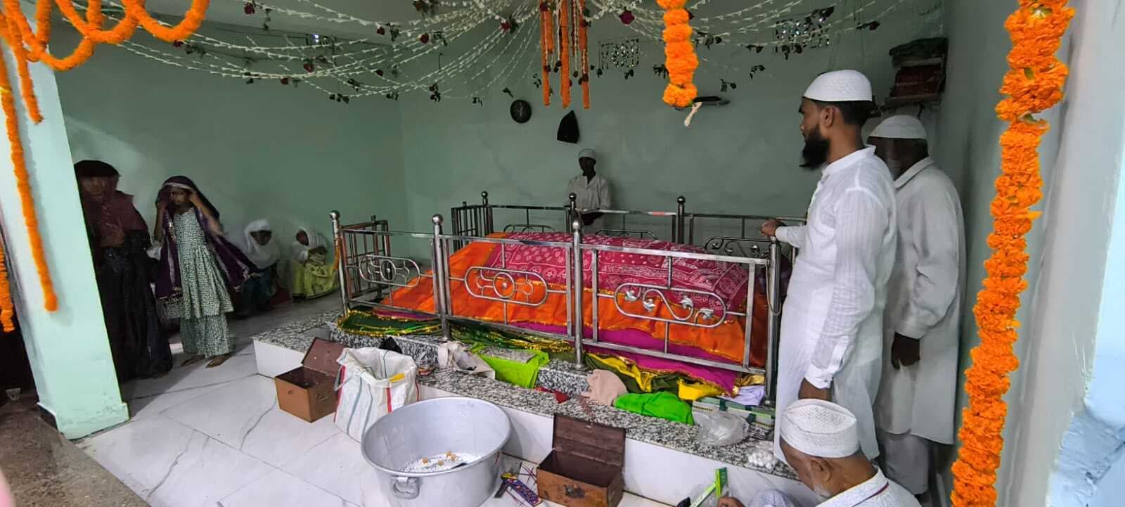 अब्दुल लतीफ शाह बाबा के उर्स में जुटे जायरीन, चादरपोशी से मांगी मन्नतें