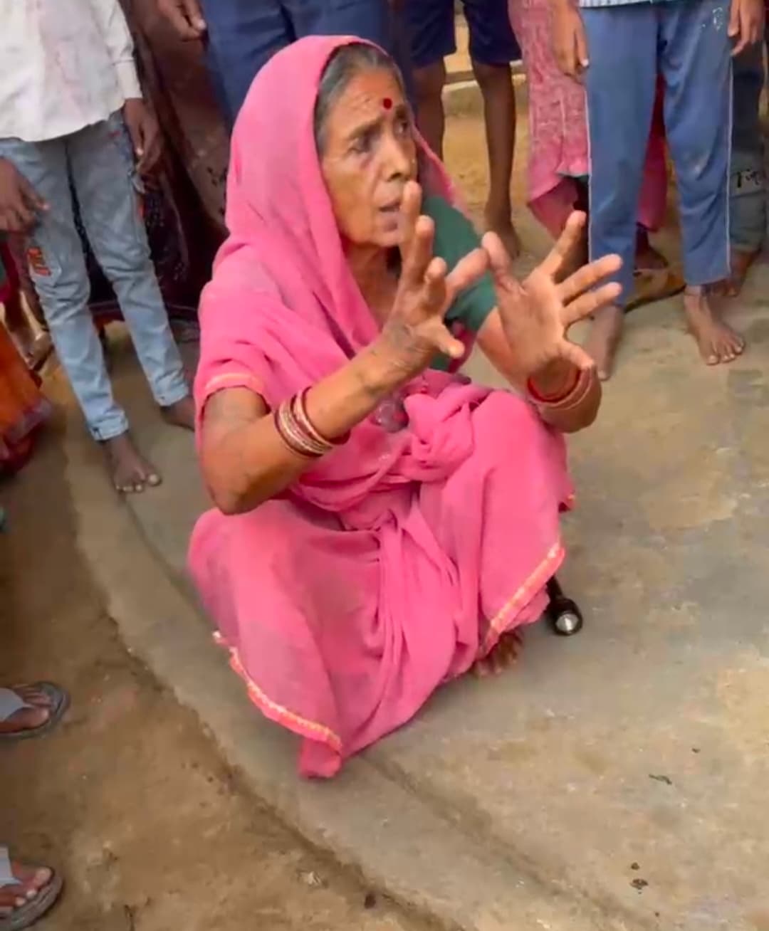 Giridih News :महिला को बंधक बनाकर जेवरात, नगदी व कागजात की लूट