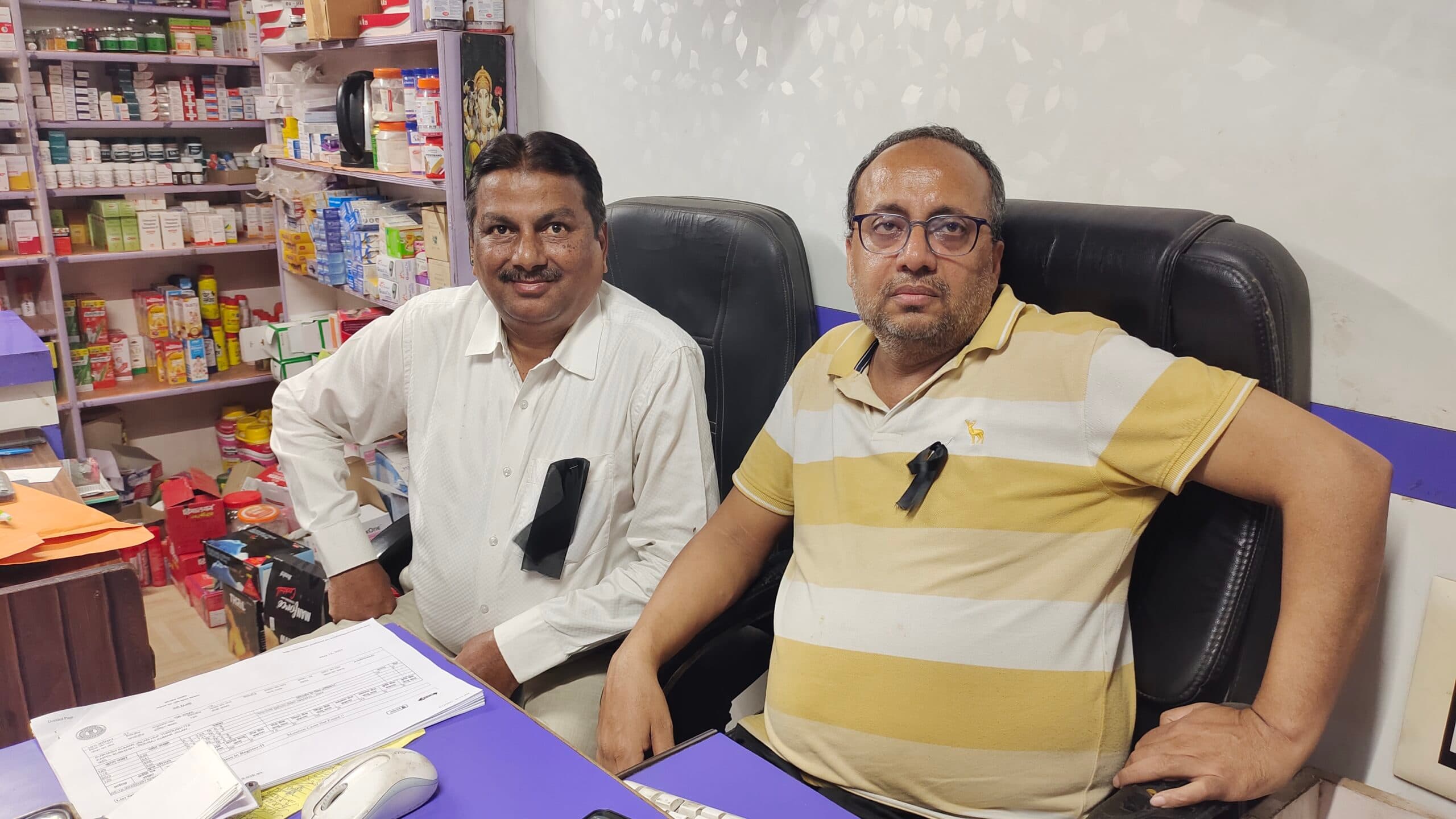 Giridih News :दवा व्यापारियों ने काला बिल्ला लगाकर शुरू किया विरोध, 20 को बंद रहेंगी दुकानें