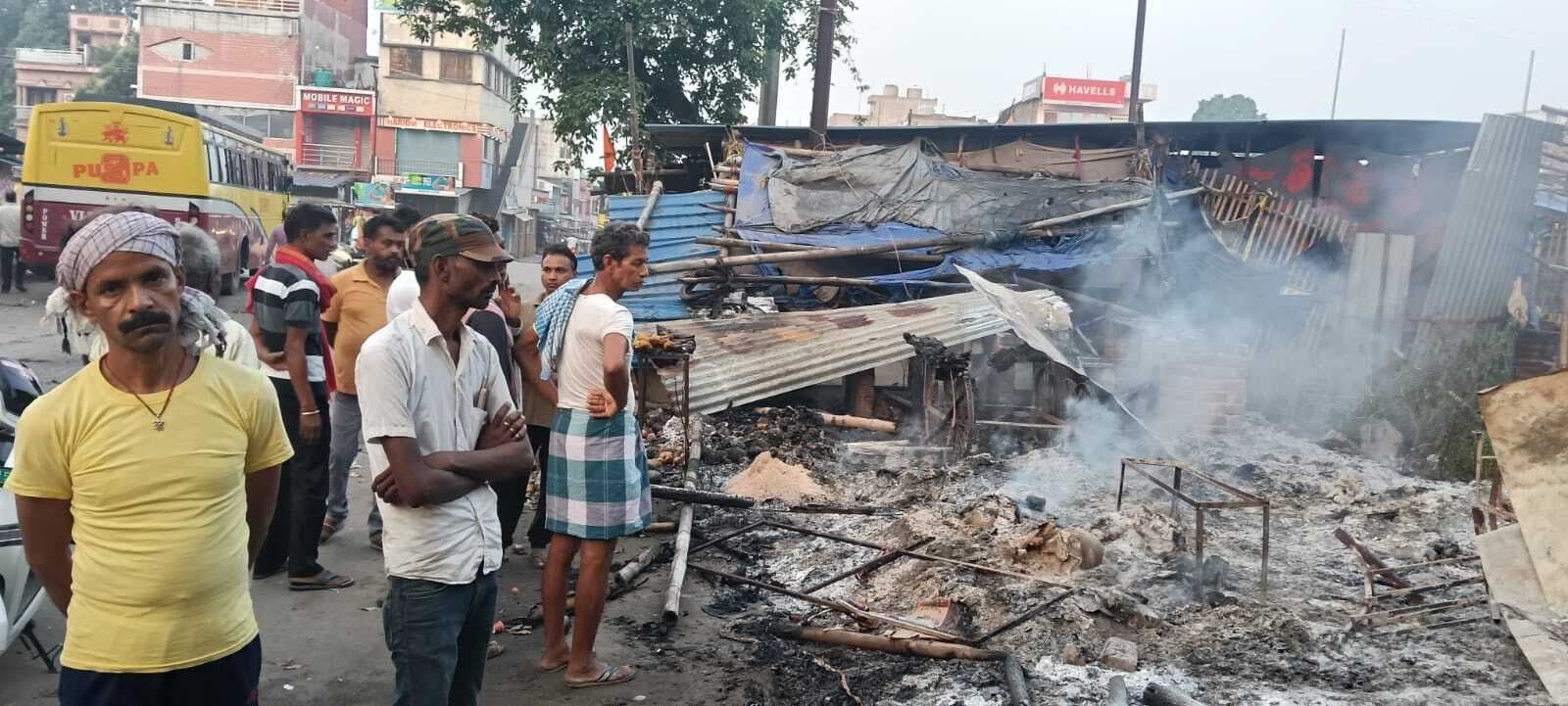 Giridih News :बगोदर-सरिया रोड में तीन दुकानों में लगी आग, तीन लाख का नुकसान