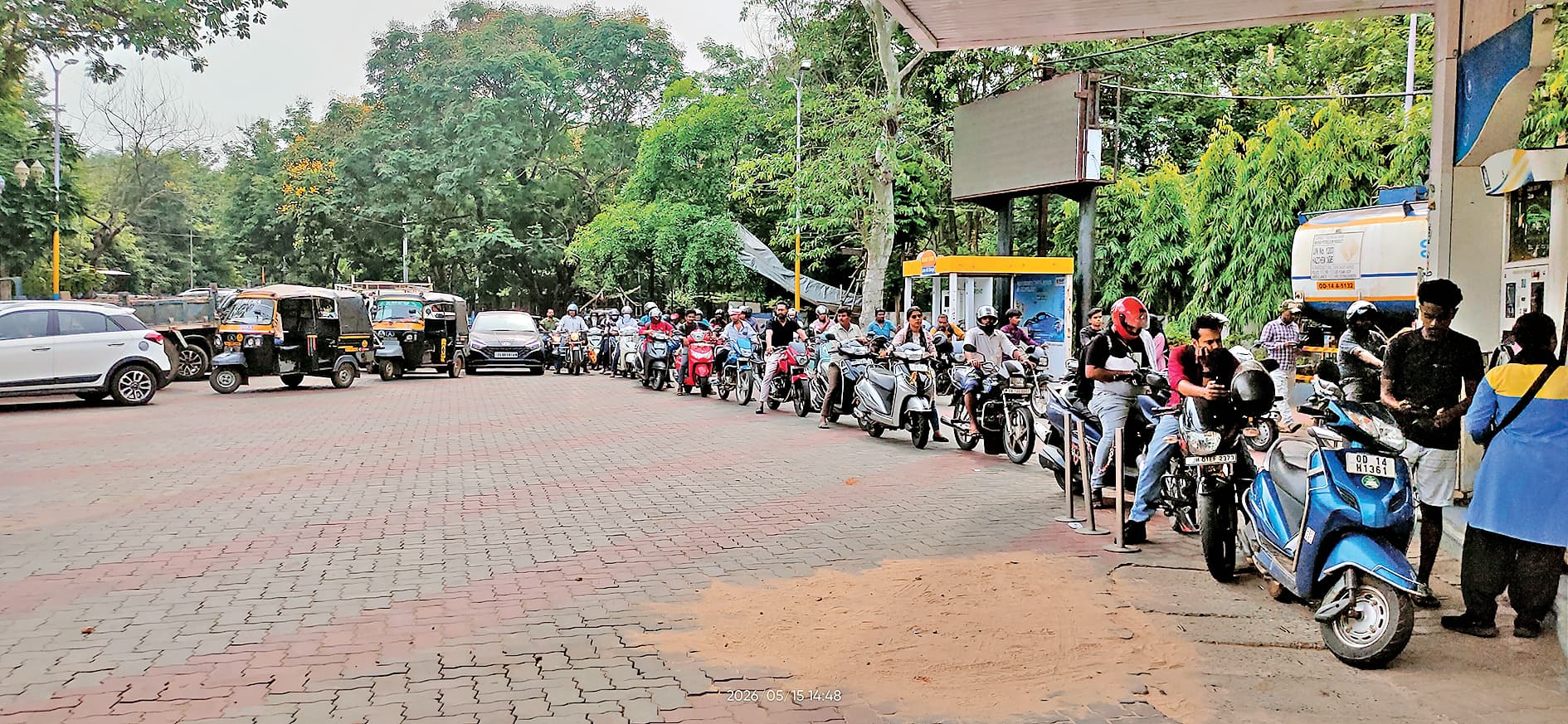 Rourkela News: पेट्रोल-डीजल संकट. वाहन चालक पेट्रोल पंप पर कड़ी धूप में घंटों कर रहे इंतजार