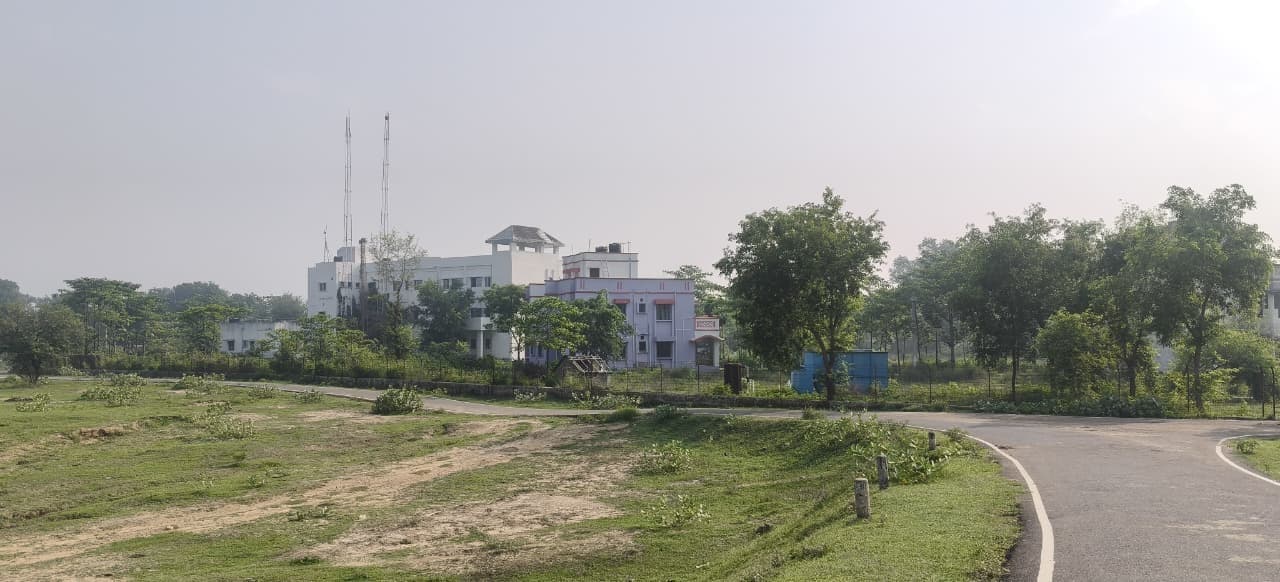 बिना चहारदीवारी असुरक्षित हुआ सरकारी परिसर, अधिकारियों ने उठाई सुरक्षा की बड़ी मांग
