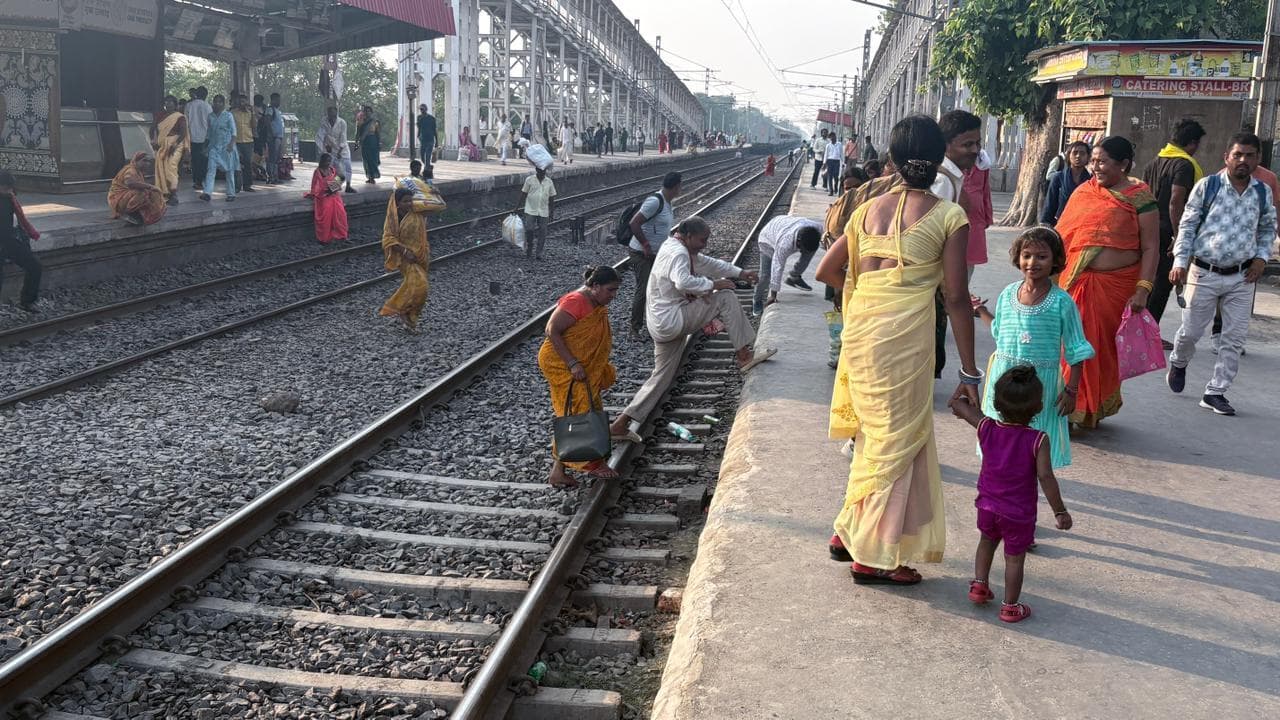 बख्तियारपुर रेल हादसे से भी सबक नहीं, बड़हिया स्टेशन पर जान जोखिम में डाल पटरी पार कर रहे यात्री