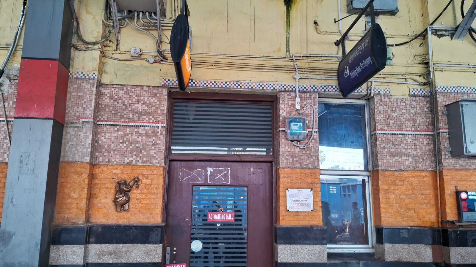 एक महीने बाद फिर खुला AC Waiting Hall, यात्रियों को दोबारा मिलने लगी आराम की सुविधा