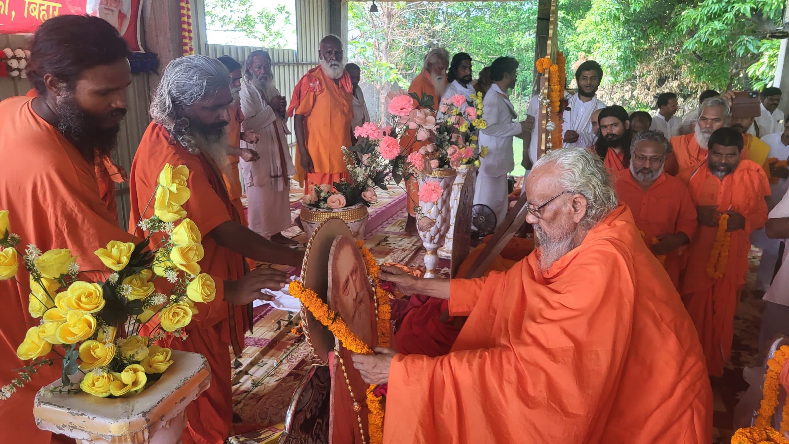 गुरु भक्ति में डूबा मनियारपुर आश्रम, श्रद्धा के साथ मनाया गया जन्मोत्सव व परिनिर्वाण दिवस