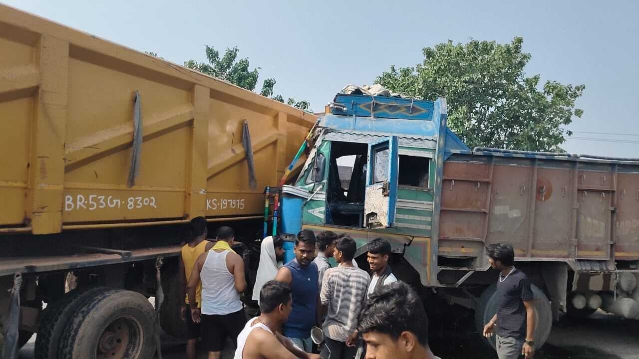 सिंघिया चौक पर कंटेनर व ट्रक की हुई जबरदस्त टक्कर, NH-80 पर लगा लंबा जाम