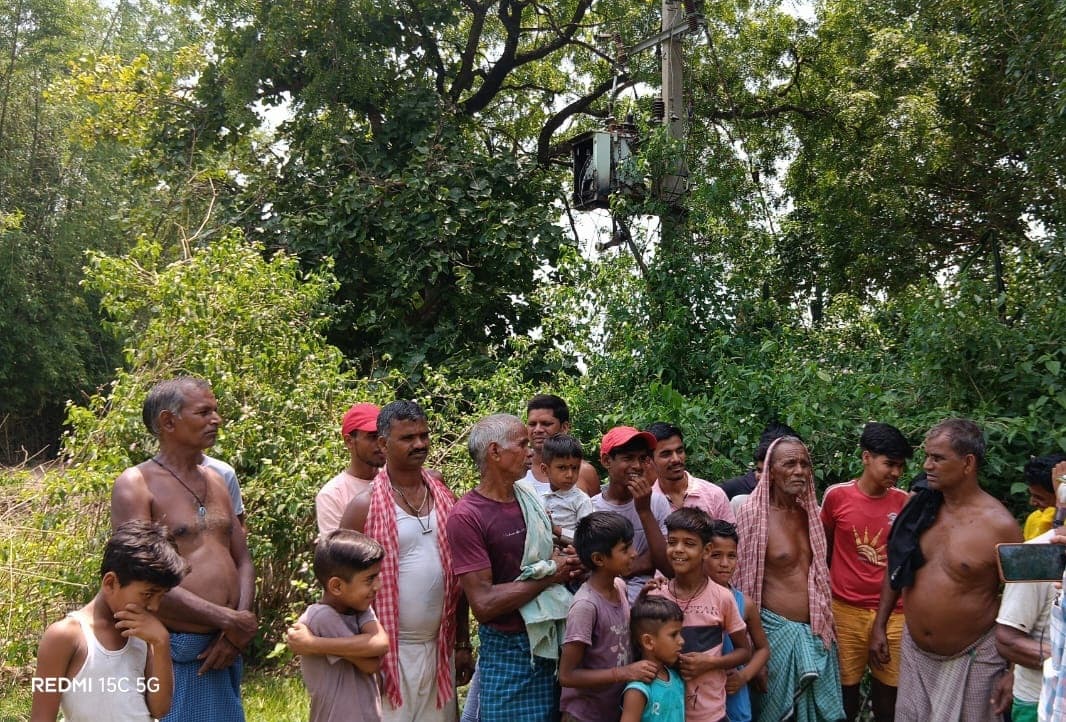 डेढ़ महीने से जला पड़ा ट्रांसफार्मर, बिजली संकट के खिलाफ ग्रामीणों का फूटा गुस्सा