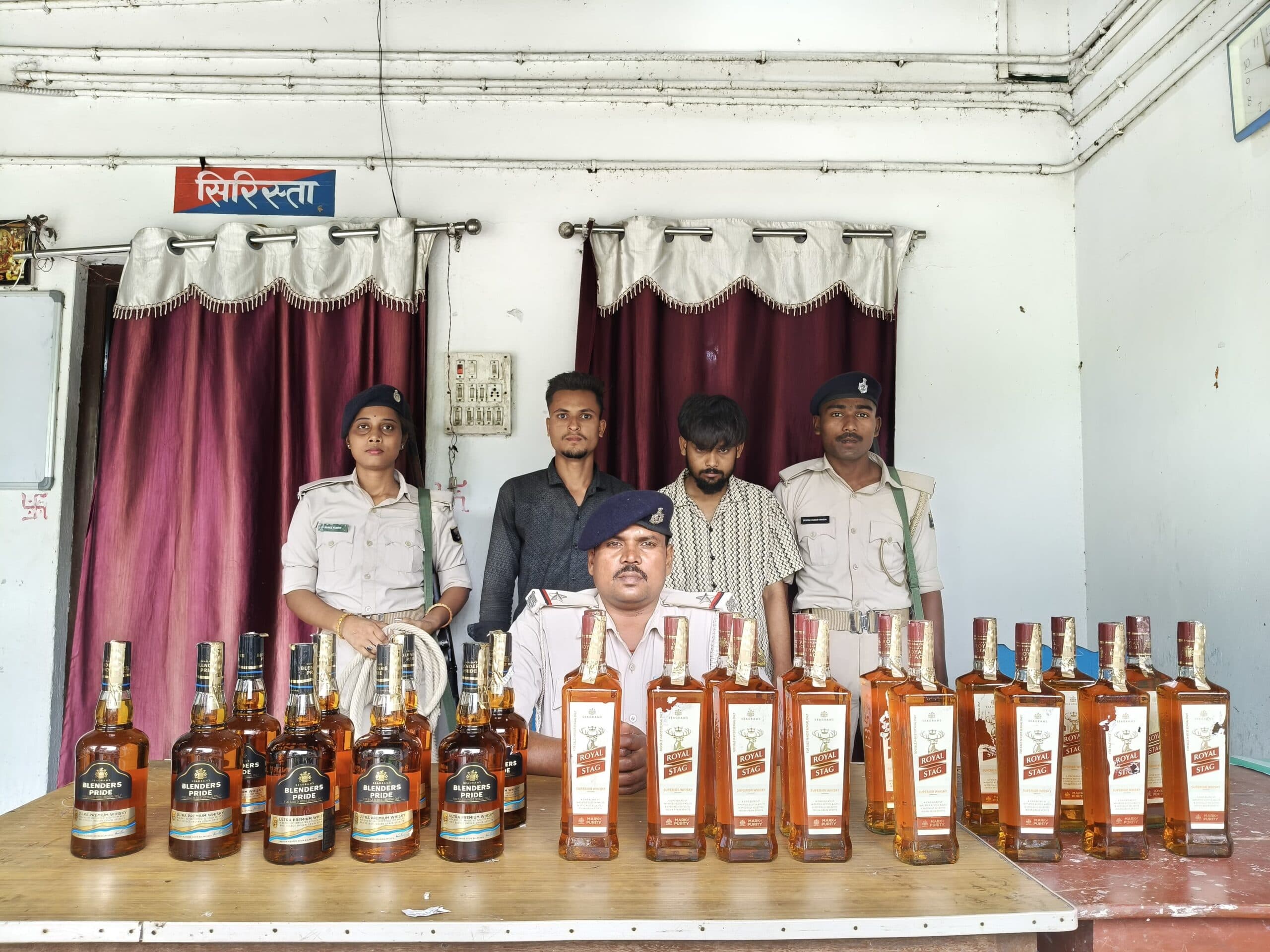 बाइक सवार दो शराब तस्कर गिरफ्तार
