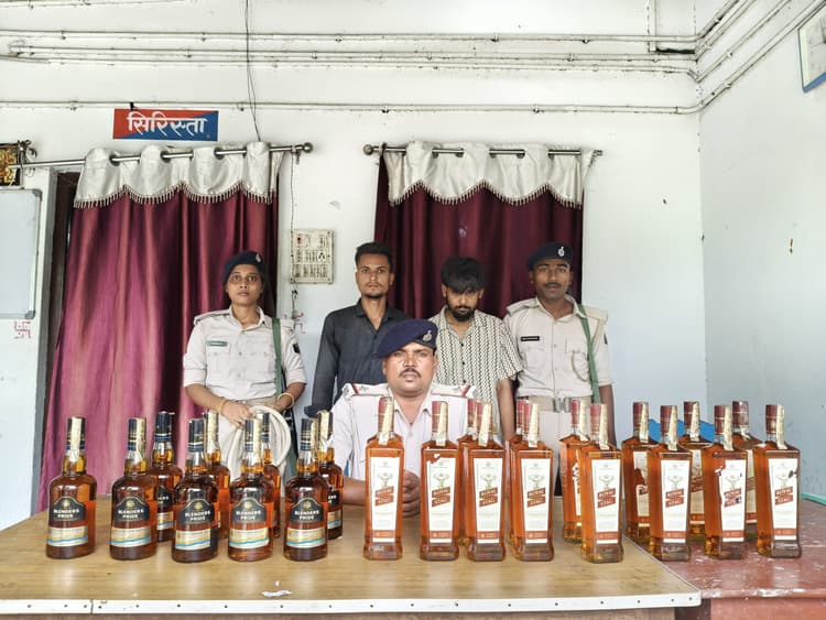 बाइक सवार दो शराब तस्कर गिरफ्तार