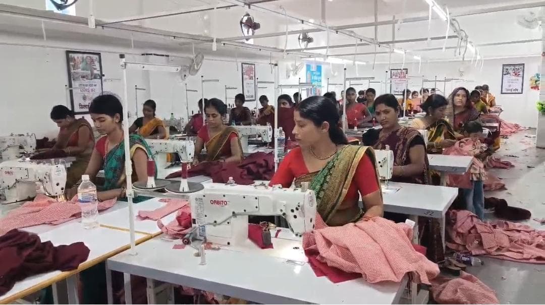 जीविका दीदी का सिलाई घर बना महिलाओं की ताकत