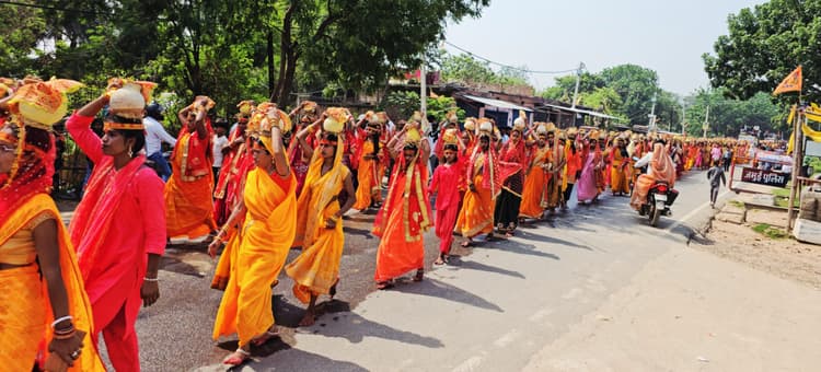 ढोल-नगाड़े व हाथी घोड़ों के साथ 21 सौ महिलाओं ने निकाली कलश यात्रा