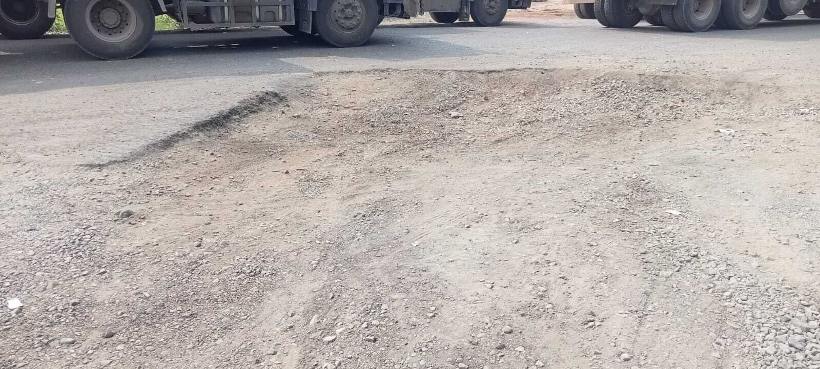 भगत सिंह चौक के समीप सड़क पर बने गड्ढे, दुर्घटना की आशंका