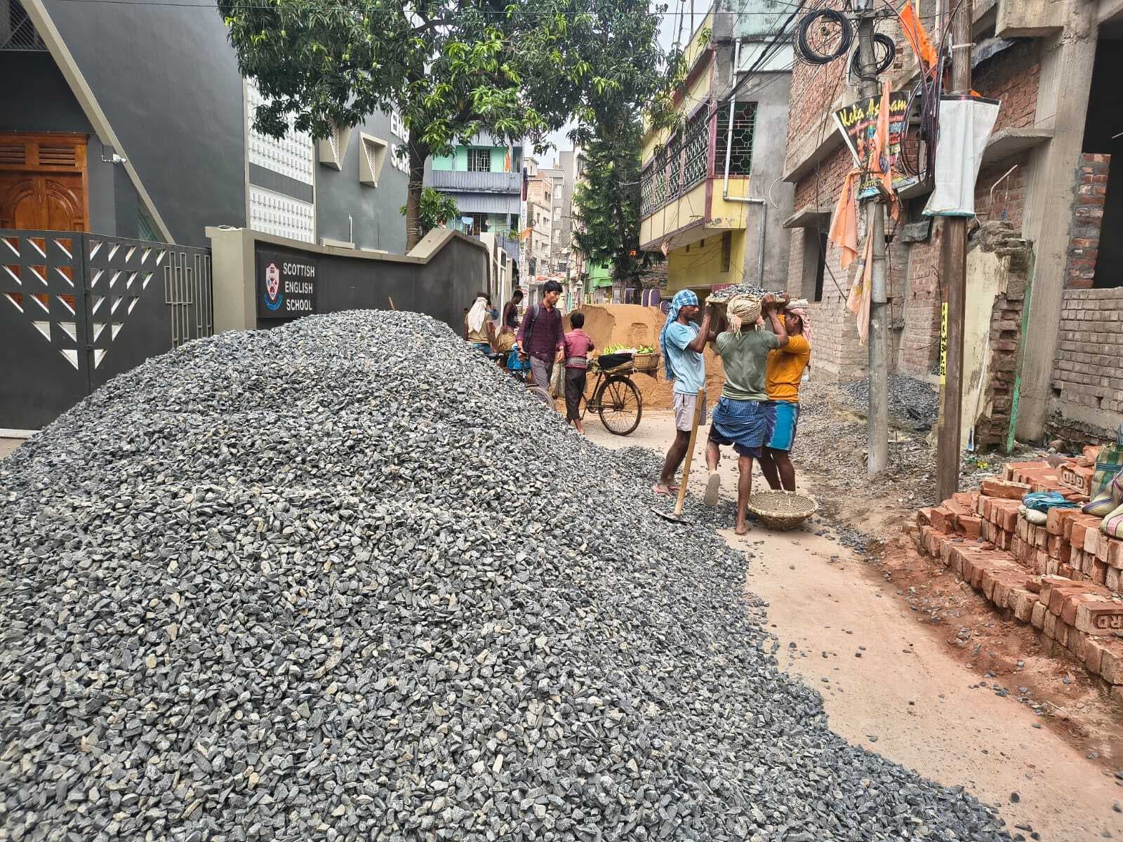 शहर की सड़कों पर बेरोकटोक गिट्टी-बालू गिराई जा रही