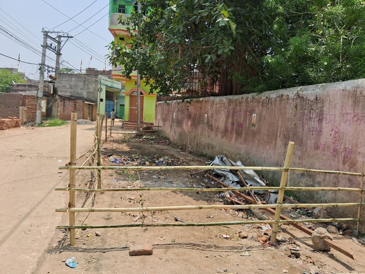 मंदिर एवं शिक्षण संस्थान की दीवार के पास से नगर परिषद ने हटाया कचरा