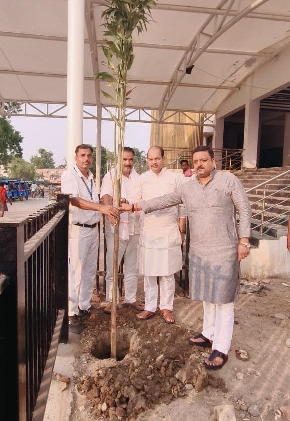अभयपुर स्टेशन परिसर में किया गया पौधारोपण