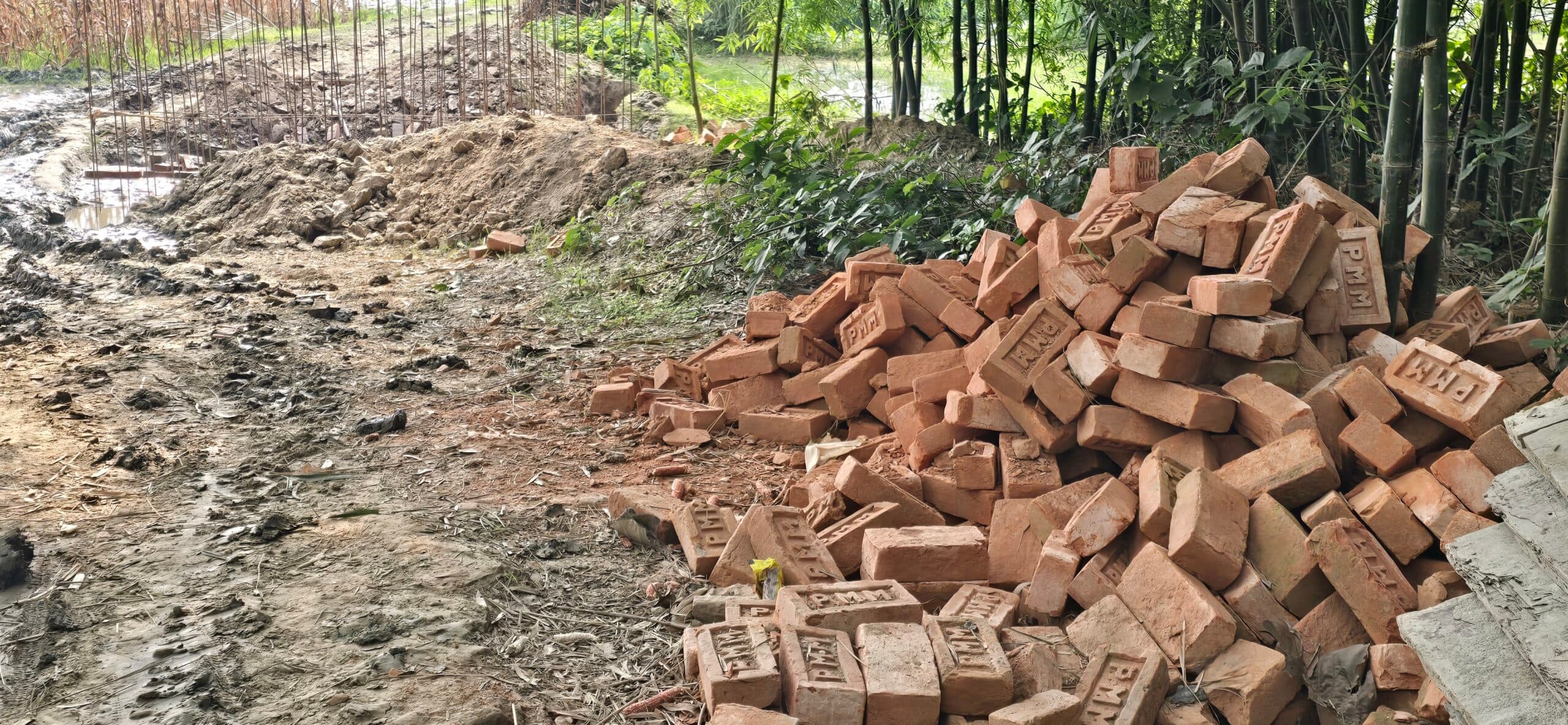 योजना के निर्माण कार्य में गुणवत्ताहीन सामग्रियों का धड़ल्ले से उपयोग