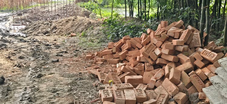 योजना के निर्माण कार्य में गुणवत्ताहीन सामग्रियों का धड़ल्ले से उपयोग