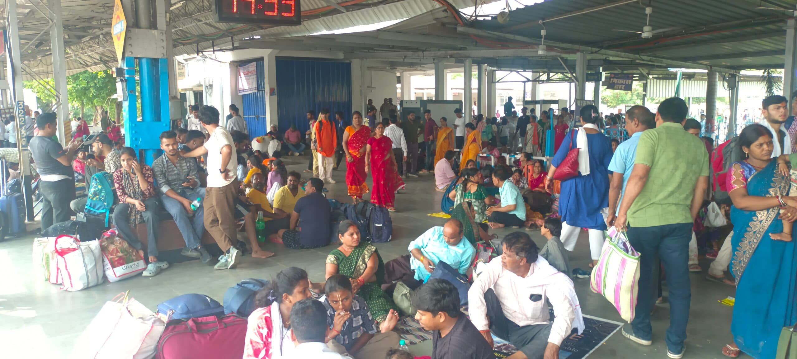 Deoghar News : मथुरापुर में सात घंटे का रेलवे ट्रैफिक ब्लॉक, आठ ट्रेनें रद्द, कई घंटों विलंब से चलीं