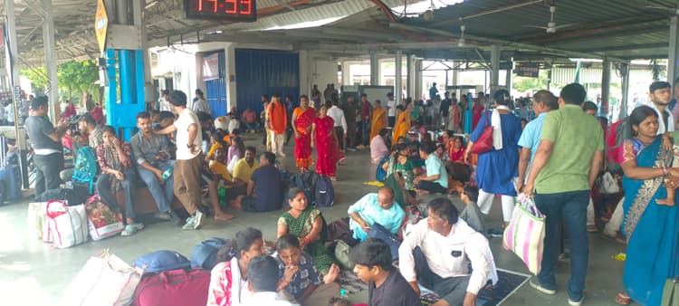 Deoghar News : मथुरापुर में सात घंटे का रेलवे ट्रैफिक ब्लॉक, आठ ट्रेनें रद्द, कई घंटों विलंब से चलीं