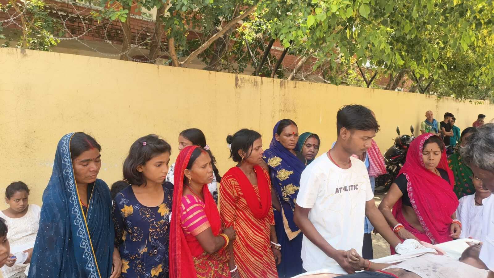आम तोड़ने के दौरान पेड़ से गिरकर युवक की मौत, परिजनों में कोहराम