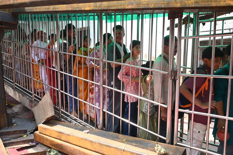 Deoghar News : पुरुषोत्तम मास शुरू होते ही बाबा मंदिर में उमड़े भक्त