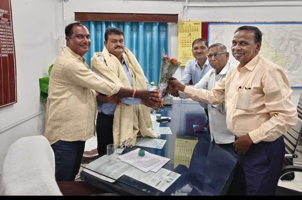 यूनियन के नेताओं ने प्रोजेक्ट ऑफिसर को किया सम्मानित