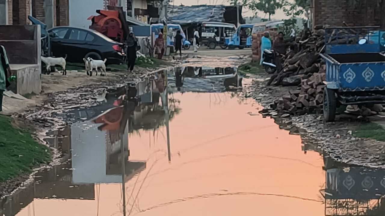नाला जाम के कारण सड़क पर जलजमाव और कीचड़, राहगीर व वाहन चालक परेशान