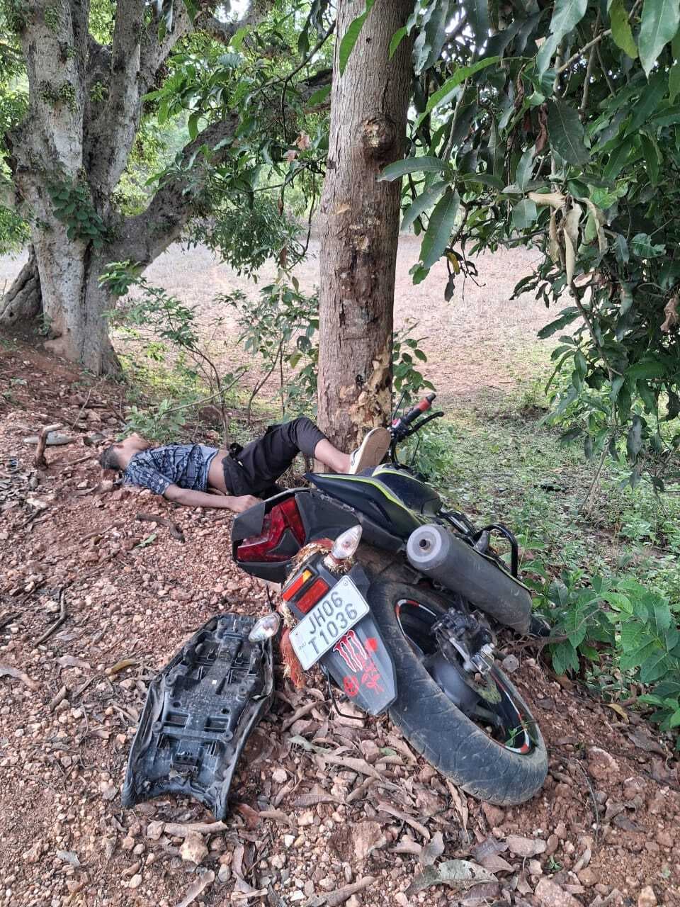 Chaibasa News : तेज रफ्तार बाइक पेड़ से टकरायी  युवक की मौत, दो की हालत गंभीर