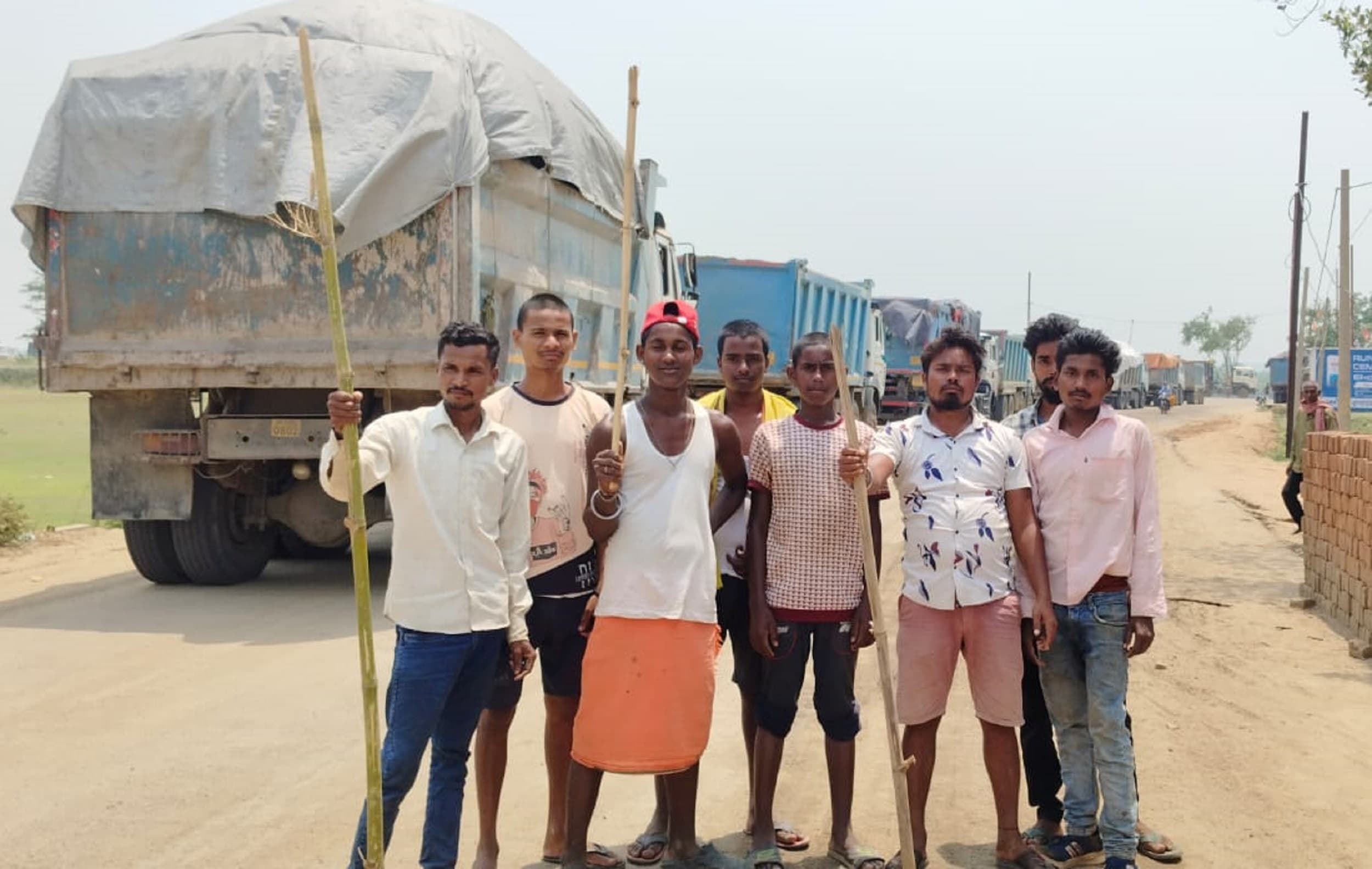 Bokaro News : धूल से परेशान ग्रामीणों ने रोका मालवाहक वाहनों का परिचालन
