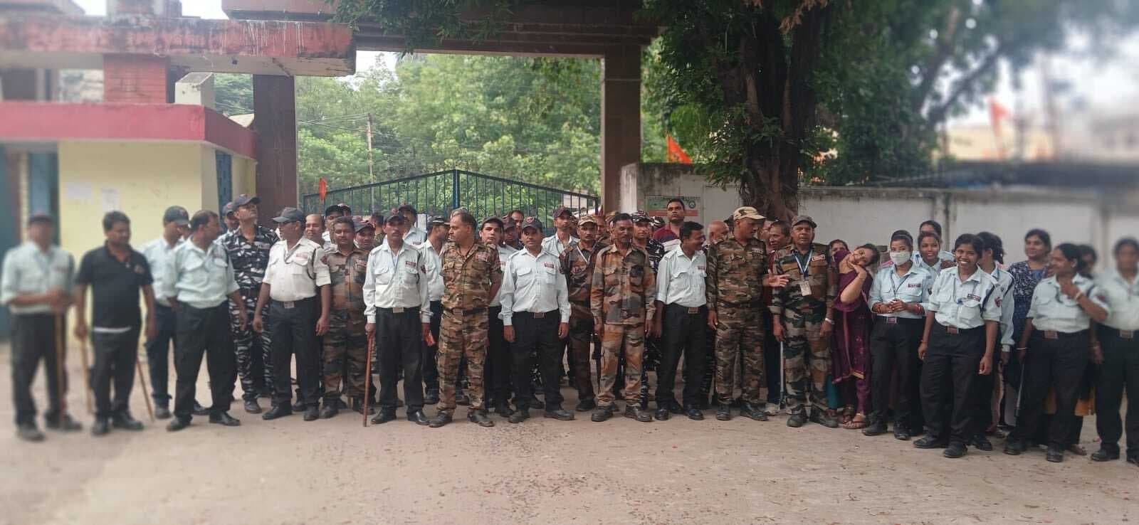 जेएलएनएमसीएच में सुरक्षा कर्मियों की हड़ताल, गेट नंबर-2 पर प्रदर्शन से बढ़ी हलचल