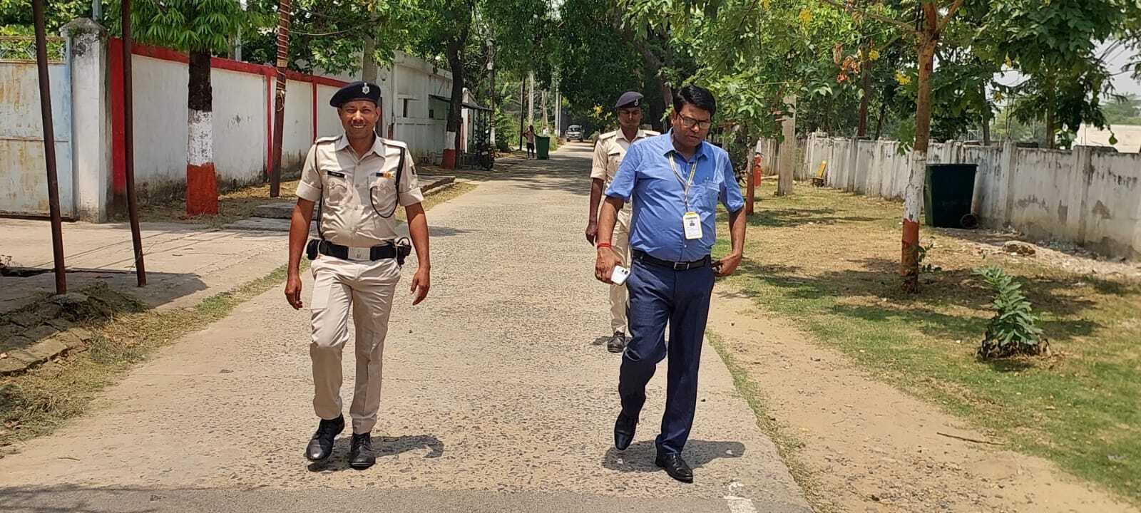 सरकारी गाड़ी छोड़ पैदल दफ्तर पहुंचे एडीएम, लोगों ने कहा- यही है असली मिसाल